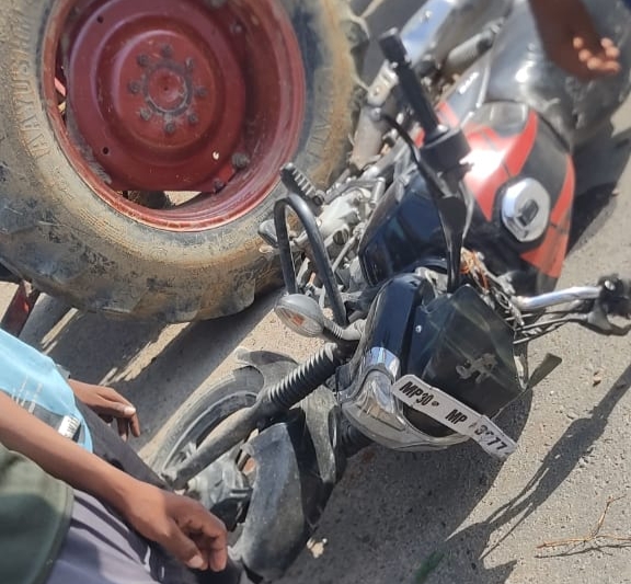 घटना स्थल पर कर्मचारी की बाइक।