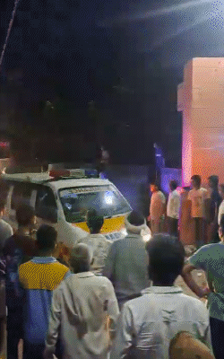 आगे एंबुलेंस में बलराम ठाकुर का शव पहुंचा, पीछे उसके समर्थकों ने काफिले में हुड़दंग किया।
