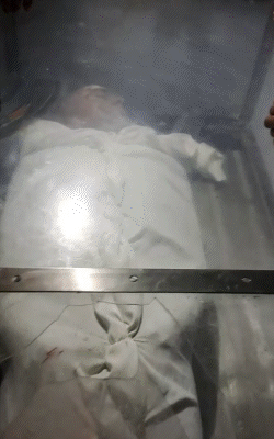 बलराम ठाकुर के शव से लिपटकर मां रो रही है।