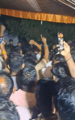 बुलंदशहर के जहांगीराबाद में दरवाजे पर बलराम ठाकुर का शव रखा गया तो लोगों ने 'अमर रहे' के नारे लगाए।