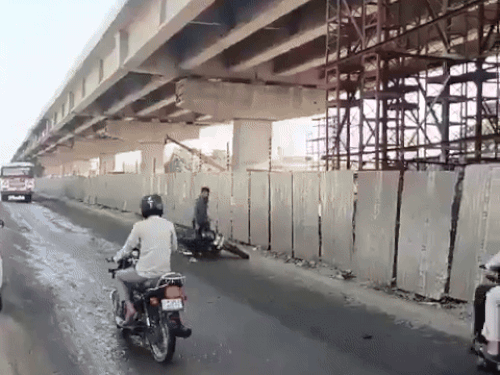 सांचौर में लंबे समय से सड़कों का हाल खराब है। सड़कों पर कीचड़ के कारण आए दिन दुपहिया सवार गिरते रहते हैं।
