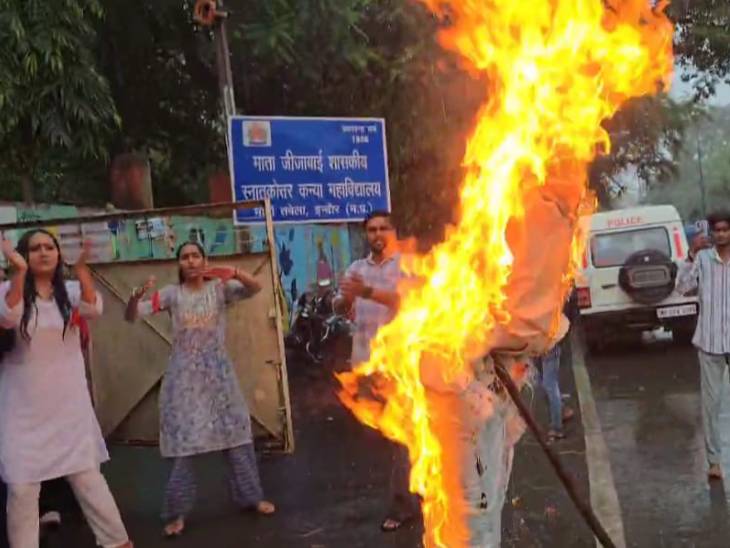 कॉलेज प्रिंसिपल का पुतला फूंका।