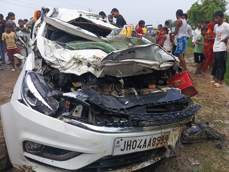खाई में गिरी कार, पति-पत्नी समेत 3 की मौत:  कलश स्थापना के लिए गंगा जल लेकर लौट रहे थे गोड्डा, क्रेन से बाहर निकाली गई गाड़ी – Godda News