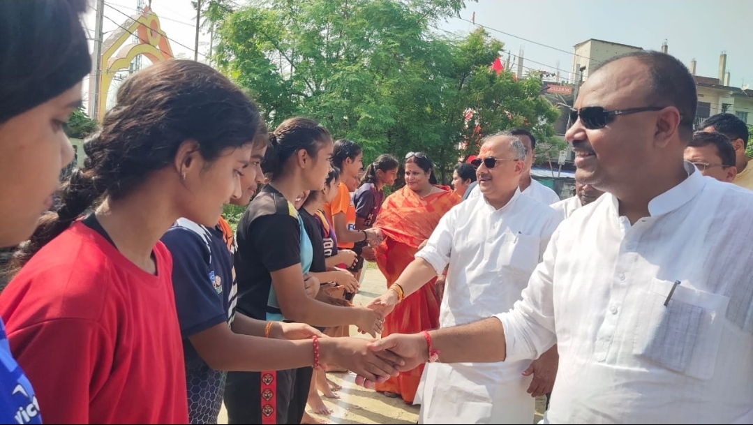 औरंगाबाद में सांसद खेल महोत्सव का आयोजन:  इनडोर स्टेडियम में बैडमिंटन-कुश्ती में खिलाड़ियों ने दिखाई प्रतिभा, विजेता को मिला टॉफी – Aurangabad (Bihar) News