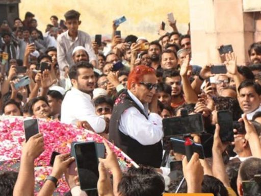 ये तस्वीर साल 2022 की है। जब आजम खान सीतापुर जेल से बाहर आए थे।