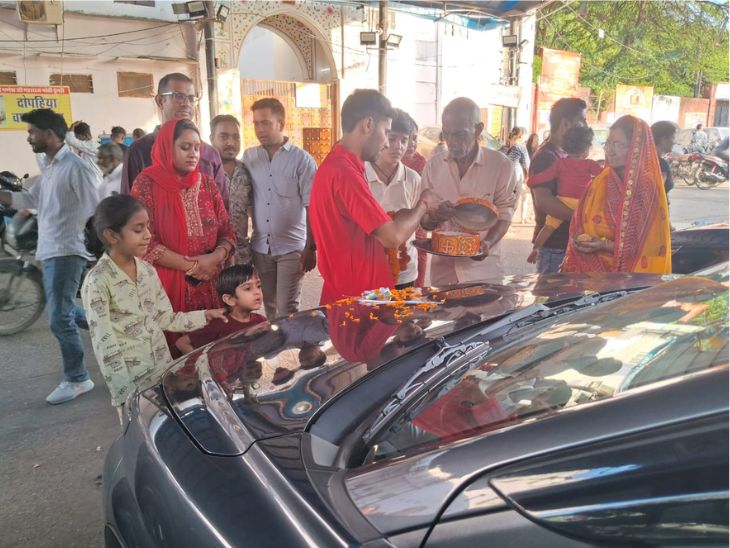 बड़ी संख्या में लोग गाड़ी खरीदने के बाज पूजा करवाने गणेश मंदिर पहुंचे।