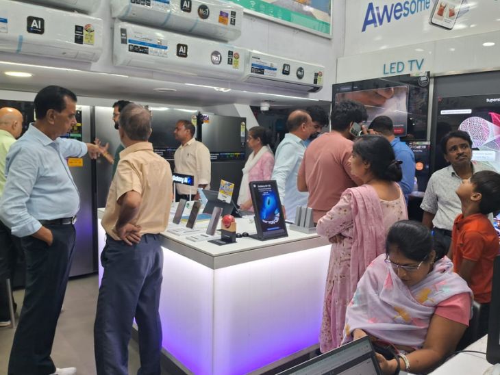 इलेक्ट्रॉनिक बाजार में भी जीएसटी छूट और नवरात्रि की रौनक नजर आई।