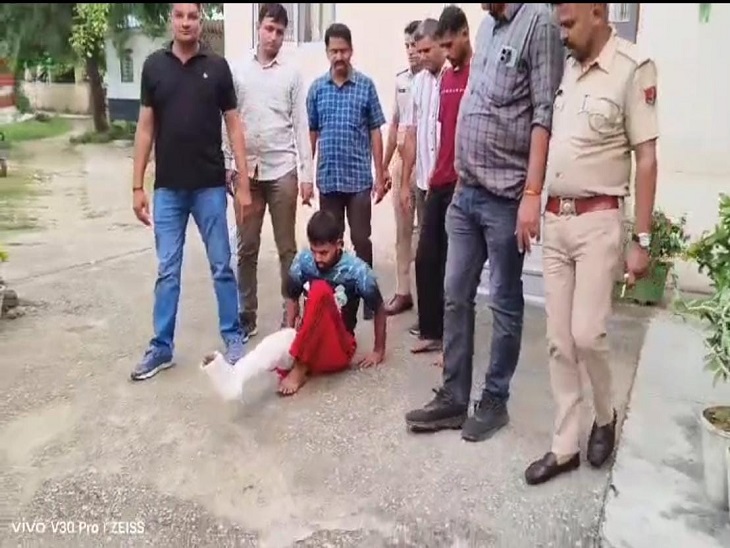 पुलिस जवानों को धक्का देकर भागने लगा। तभी गिरने से उसके दाहिने पैर में चोट लगी।