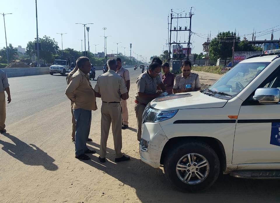 अवैध मोटर ड्राइविंग स्कूलों के हाथेंहाथ चालान भी बनाए गए।