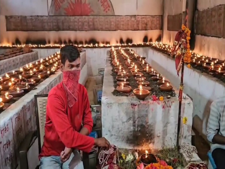 अंबिकापुर में शारदीय नवरात्र के पहले दिन मां महामाया मंदिर में ज्योत कलश।