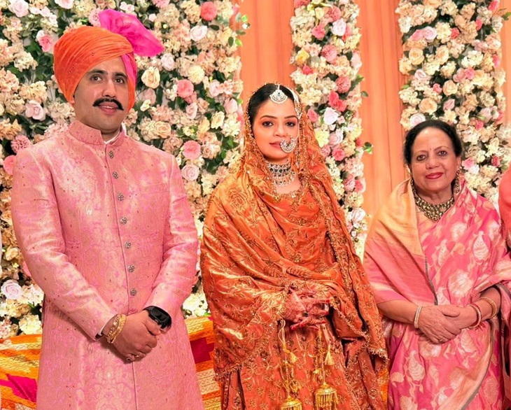 मंत्री विक्रमादित्य सिंह की पत्नी अमरीन और माता प्रतिभा सिंह के साथ तस्वीर।