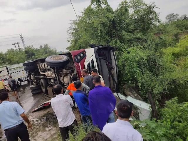 कांगड़ा में HRTC की बस पलटी:  37 यात्री घायल, ज्यादातर स्कूल-कॉलेज के छात्र; ब्रेक फेल होने से हादसा – Dharamshala News