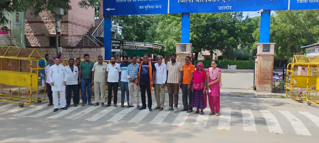 कलेक्टर को ज्ञापन देने जाते हुए शिव सेना कार्यकर्ता व ग्रामीण।