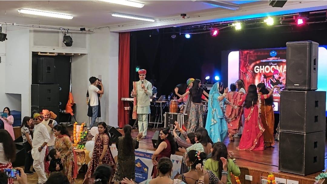 रंग-बिरंगे परिधानों और पारंपरिक नृत्यों ने माहौल को राजस्थानी रंग में रंग दिया।