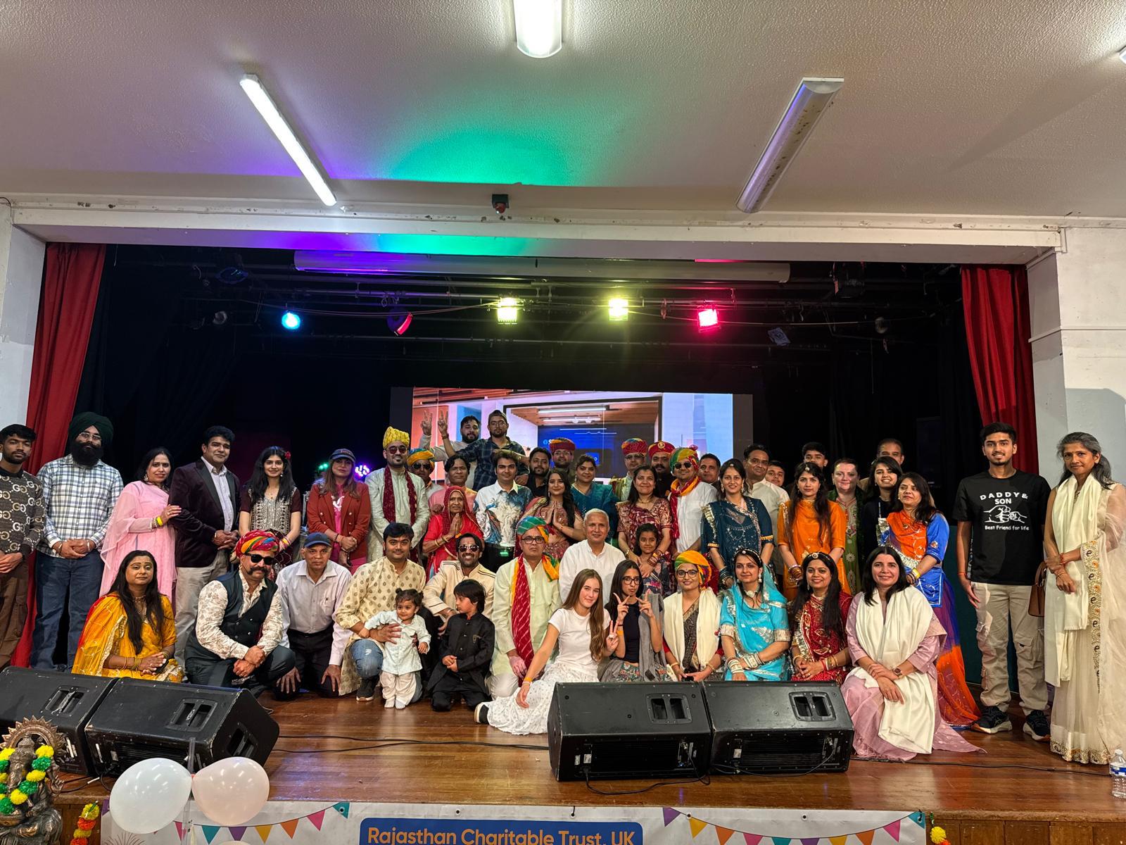 टीम कुरजा के संजय मुकंदगढ़ और मनीषा सैनी की सुरीली आवाज और हेमंत डांगी के की-बोर्ड की जादुई धुनों ने ऐसा समां बांधा कि हर कोई थिरकने पर मजबूर हो गया।