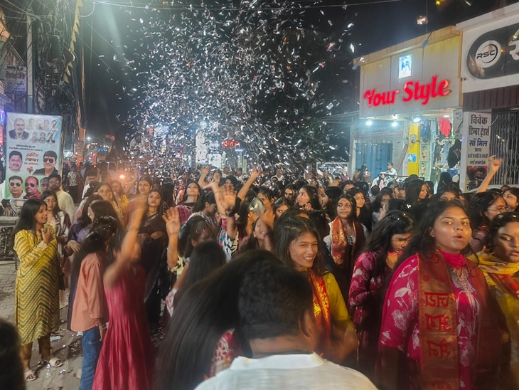 शोभायात्रा में झूमते हुए शामिल हुए लोग