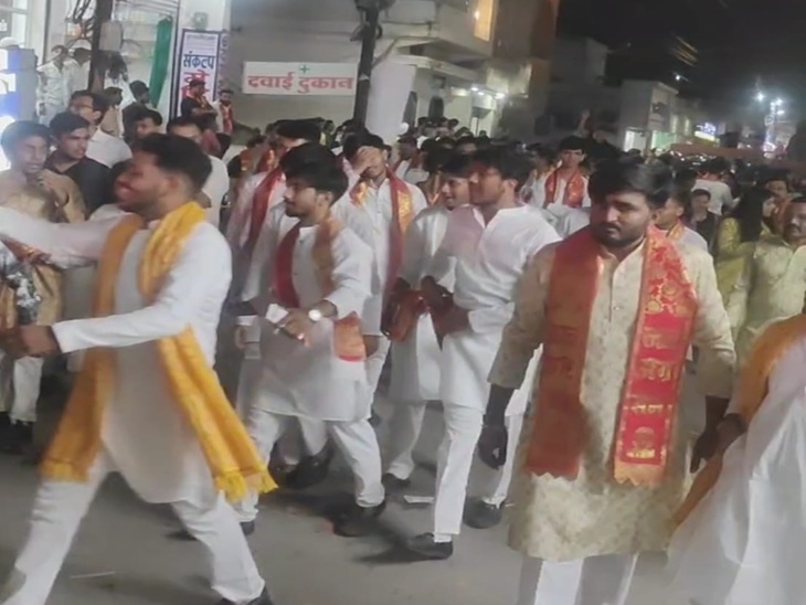 शोभायात्रा में शामिल युवा