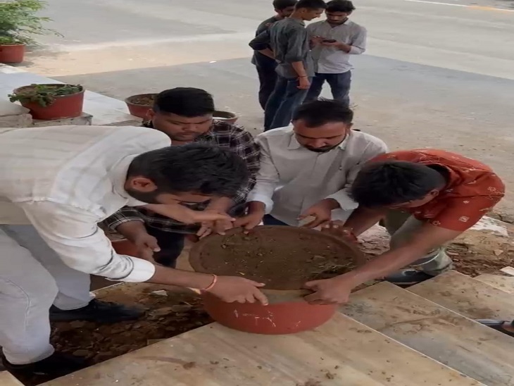छात्रों ने भवन की सीढ़ियों पर रखे गमलों को व्यवस्थित जमाया। वहां आसपास जमी मिट्टी को झाड़ू से साफ किया और पत्थरों को वहां से हटाया।