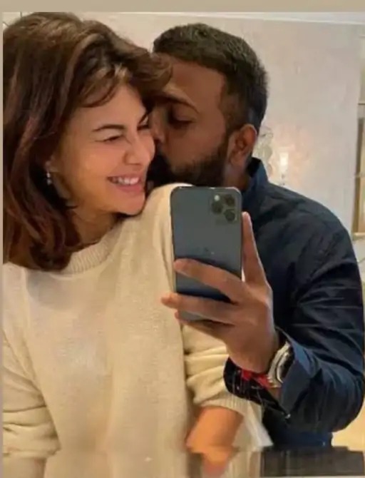 ठग सुकेश के साथ जैकलीन की वायरल तस्वीर।