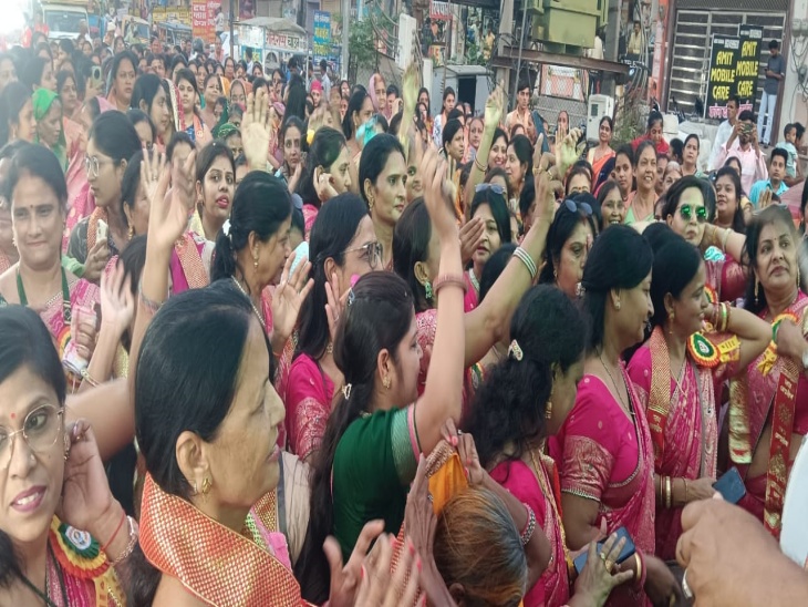 महाराजा अग्रसेन जयंती पर निकाली शोभायात्रा में हजारों महिला भक्त शामिल हुई।