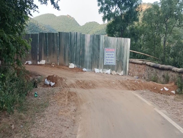 करणी माता मंदिर रोड बारिश के दिनों में कई जगहों से टूट गया था। अब उसे अस्थाई तौर पर दुरुस्त कर बेरिकेडिंग की है। ताकि आमजन को नुकसान नहीं हो।