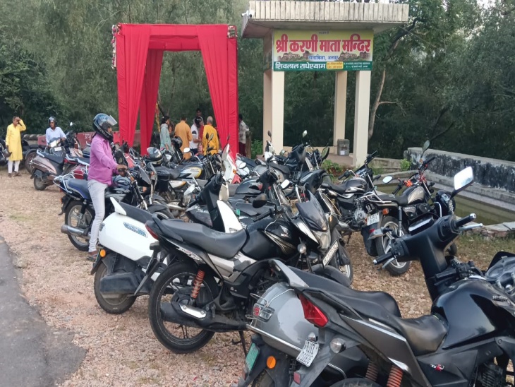 मंदिर के मुख्य गेट पर खड़ी बाइक। मेले तक बाइक लेकर आने की अनुमति दी है।
