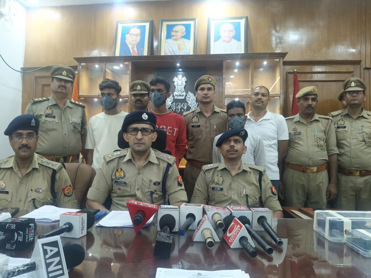 दो आरोपियों को पुलिस ने गिरफ्तार कर लिया है।