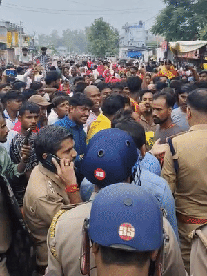 Angry people blocked the Gorakhpur -Pipraich road at 7:30 am on Tuesday morning.