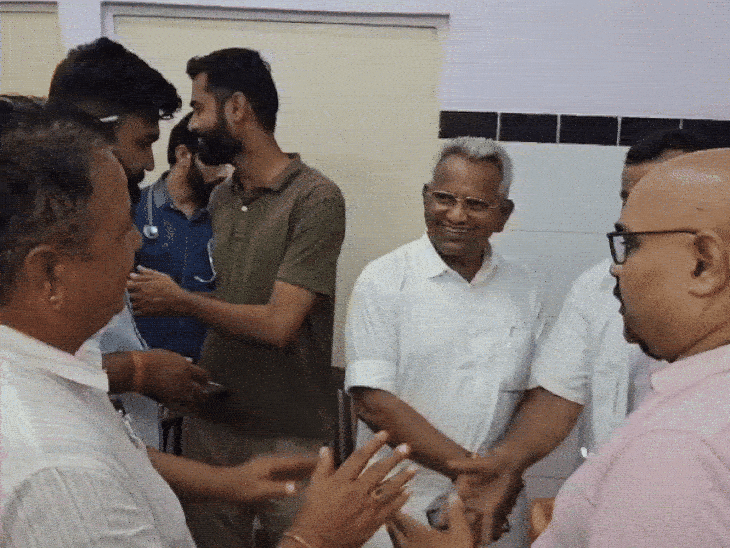 विधायक ने हॉस्पिटल पहुंचने के बाद करवाया इलाज।