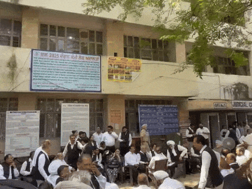 वकीलों ने जिला अदालत परिसर में पहुंचकर पुलिस की कार्यप्रणाली के खिलाफ रोष जताया।