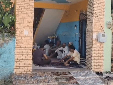 मौत के बाद घर पर शोक प्रकट करने पहुंचे लोग।