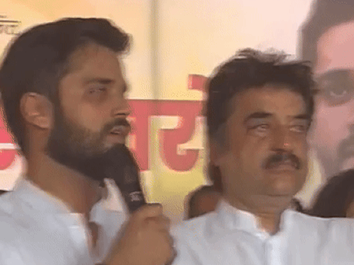 अपने भाषण के दौरान मंच से संबोधित करते हुए भव्य बिश्नोई, साथ में खड़े कुलदीप बिश्नोई।