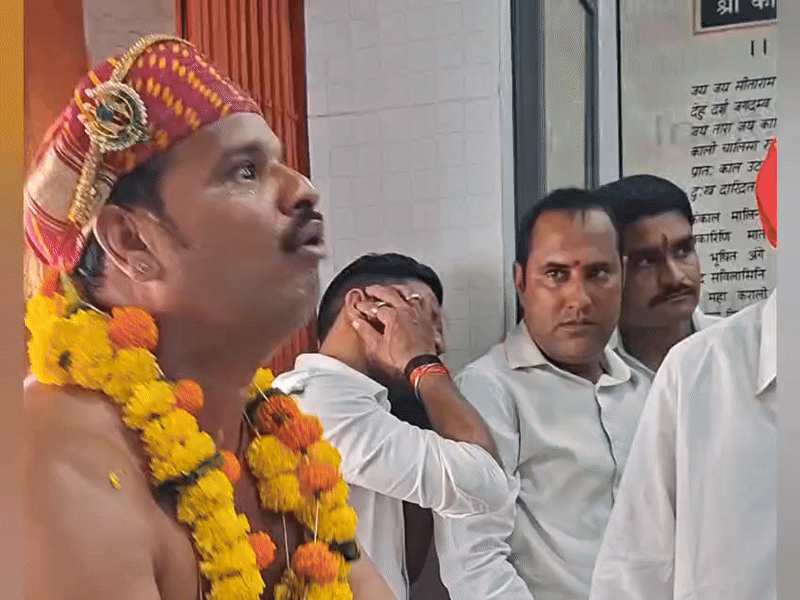 कालका माता मंदिर में घट स्थापना के दौरान पुजारी माता रानी की भक्ति में।