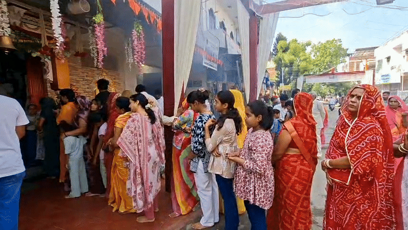 कालकामाता के दर्शन करने के लिए महिलाओं की अलग से कतार लगी हुई है।