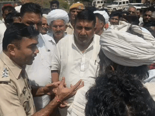 डीएसपी से विवाद के बाद एएसपी मोटाराम समेत अन्य जनप्रतिनिधियों ने समझाइश की, जिसके बाद धरना- प्रदर्शन समाप्त कर दिया।