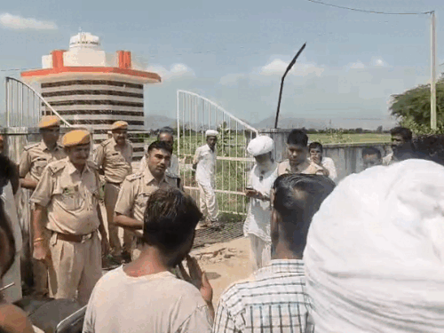 लोगों ने डीएसपी से आरोपियों को गिरफ्तार करने की मांग की थी।