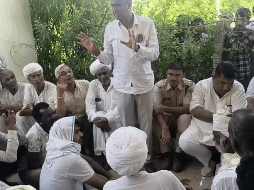 समझाइश के बाद प्रदर्शनकारियों ने धरना-प्रदर्शन समाप्त कर दिया और शव ले लिया।