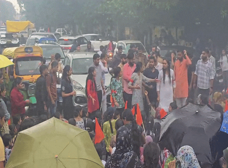 छात्राओं ने बारिश के बीच रोड पर प्रदर्शन किया। इस दौरान रोड जाम हो गया।