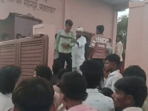 आरोप है कि युवक के मंदिर में जाने पर गांव के कुछ लोगों ने उन्हें बाहर निकाल दिया।
