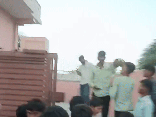 ग्रामीणों ने आरोप लगाया कि कुछ युवक मंदिर के गेट के बाहर खड़े हो गए और उन्हें अंदर जाने से रोका।
