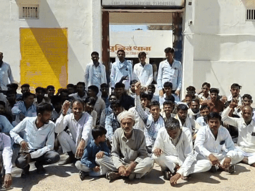 सोमवार को लोगों ने थाने के बाहर प्रदर्शन किया।