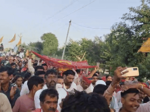 भागवत कथा के समापन पर गांव में शोभायात्रा निकाली गई थी।