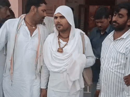 कथावाचक संत शंकरदास के मंदिर से बाहर आने के बाद लोग मंदिर में दर्शन के लिए जाने लगे।
