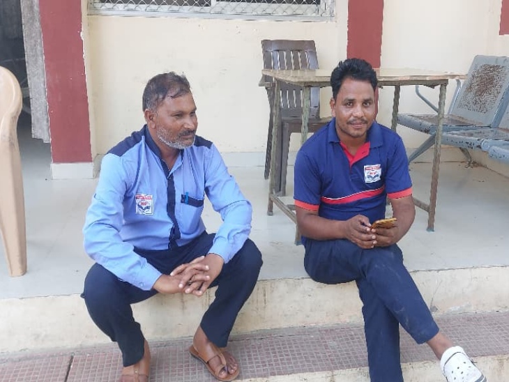 बदमाशों ने आरिफ हुसैन (ब्लू टीशर्ट) और धनराज (स्काई ब्लू शर्ट) को बंधक बना लिया।