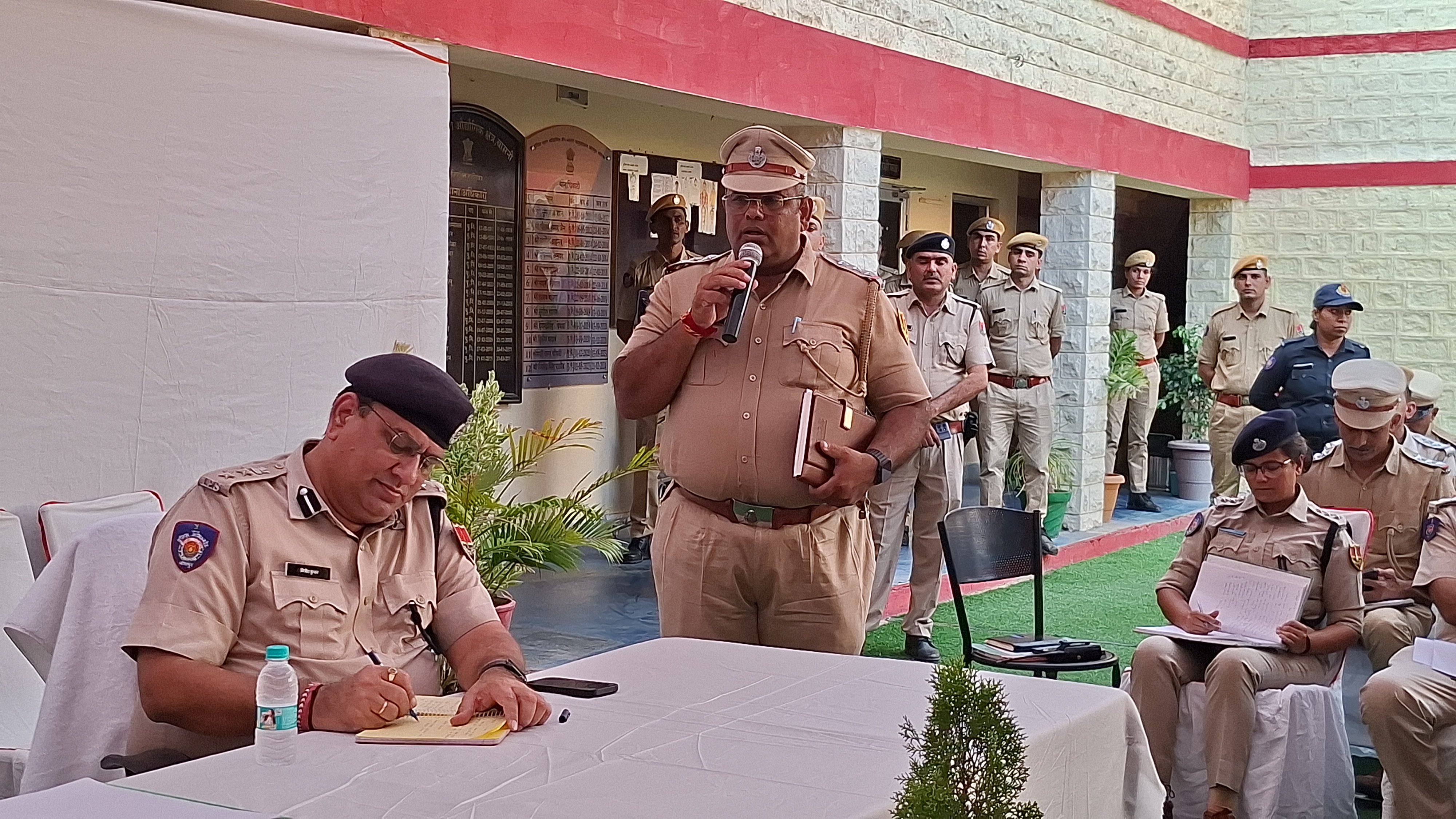 कमिश्नर ने SHO नितिन दवे से एम्स की पार्किंग के सामने सड़क पर अतिक्रमण को लेकर जानकारी ली।