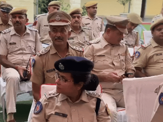 जनसुनवाई में पुलिस अधिकारी और थाना अधिकारी मौजूद रहे।