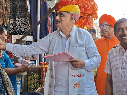 व्यापारियों को पंपलेट देते हुए मंत्री झाबर सिंह खर्रा।