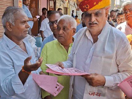 मंत्री झाबर सिंह खर्रा को एक व्यापारी ने मार्केट में ट्रैफिक की समस्या से भी अवगत करवाया।