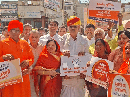 स्वदेशी अपनाओ के पोस्टर का विमोचन करते हुए यूडीएच मंत्री झाबर सिंह खर्रा।