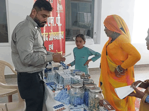 शिविर में आए मरीजों को फ्री इलाज दिया गया